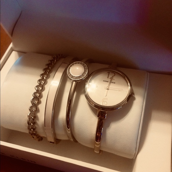 Free necklace with purchase.Gold and pink watch - Picture 3 of 3